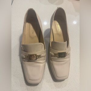 Liz Clairborne Memory Foam Leather Loafer Heels in Beige with Gold Hardware